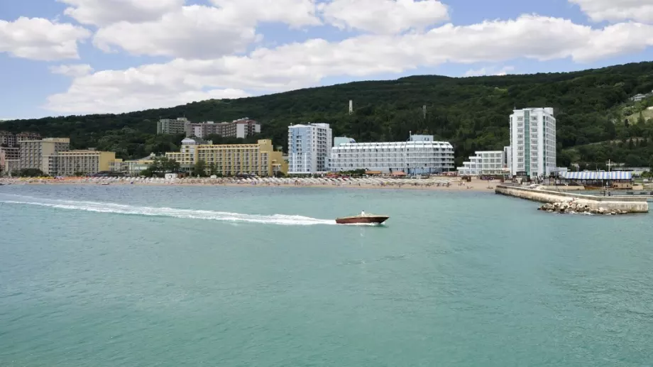 Хотелите по морето са полупразни