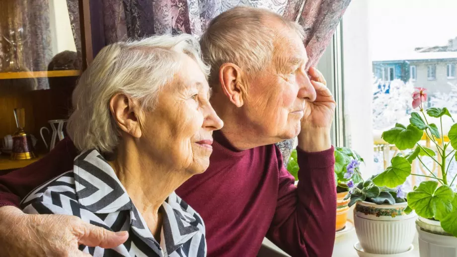 Виц на деня: Един дядо пита бабата си как ще го погребе