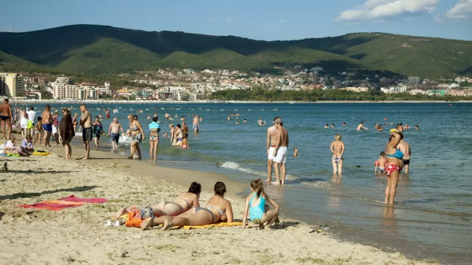 Тежък спад на чуждите туристи, властите мислят как да спасят сезона