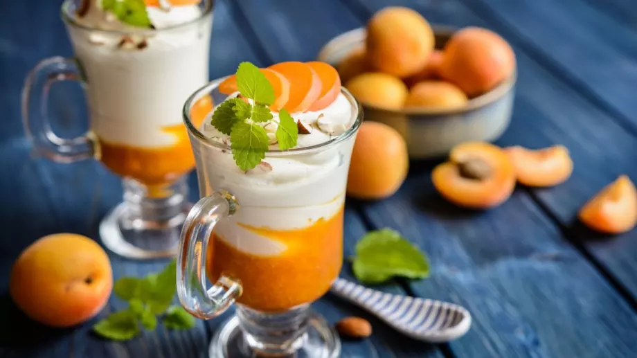 Лесен десерт с кайсии в чаши