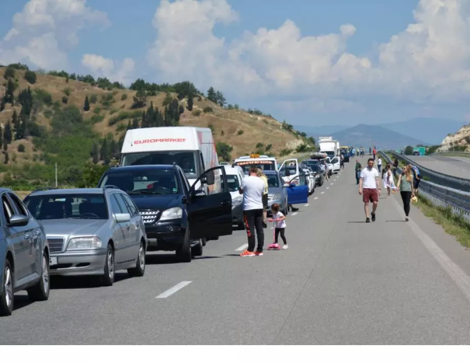 Близо 2 км опашка от коли на границата с Гърция