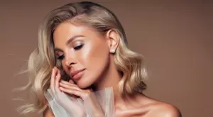 Трендът на 2021: Коса в опушени и студени тонове