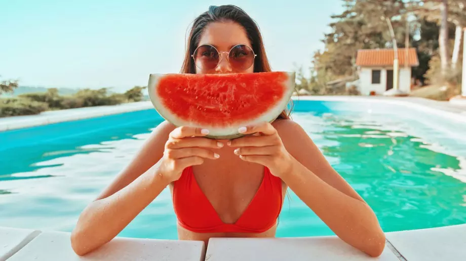 Тези храни ни пазят от вредните слънчеви лъчи