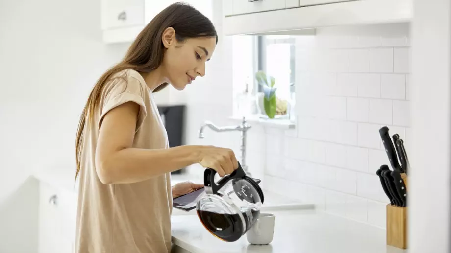 Защо НЕ бива да пиете кафе рано сутрин