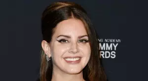 Лана Дел Рей написа книга с поезия