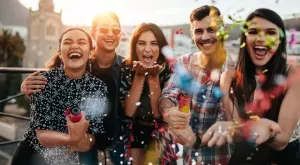 Обграждай се с позитивно мислещи хора. Позволи да си отидат от живота ти хората, които не те подкрепят.   