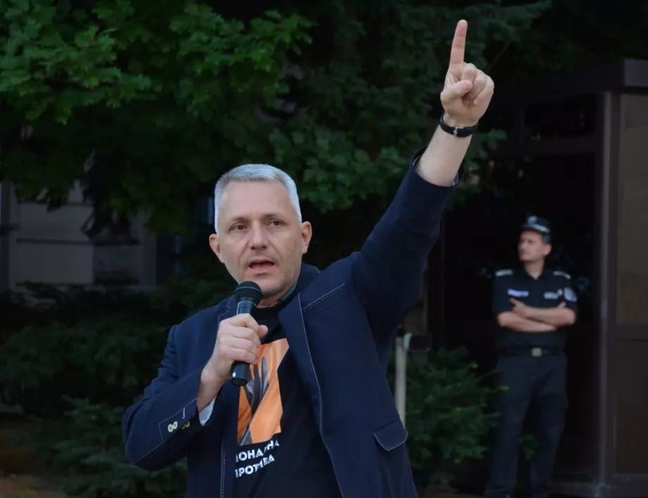 Хаджигенов: Няма как да бориш корумпирано правителство, без да застанеш отпред