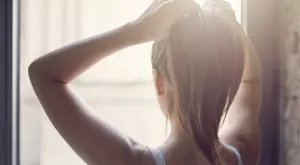 3 причини да не носите ластик за коса на китката