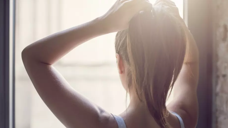 3 причини да не носите ластик за коса на китката