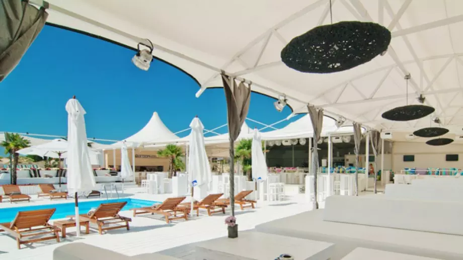 Много от баровете и дискотеките са пред фалит