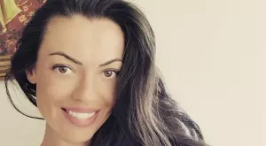 Славея Сиракова се показа по бански 4 месеца след раждането (СНИМКИ)