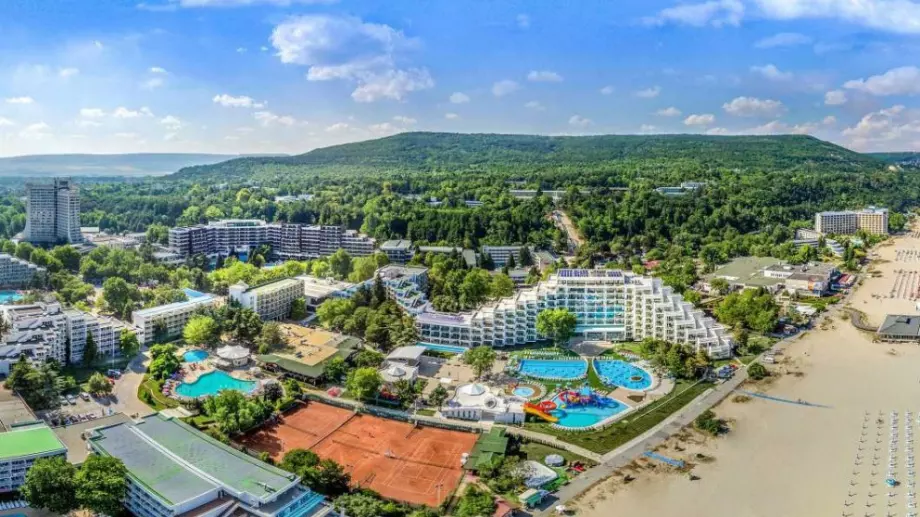 Няма туристи: Албена вече затваря хотели