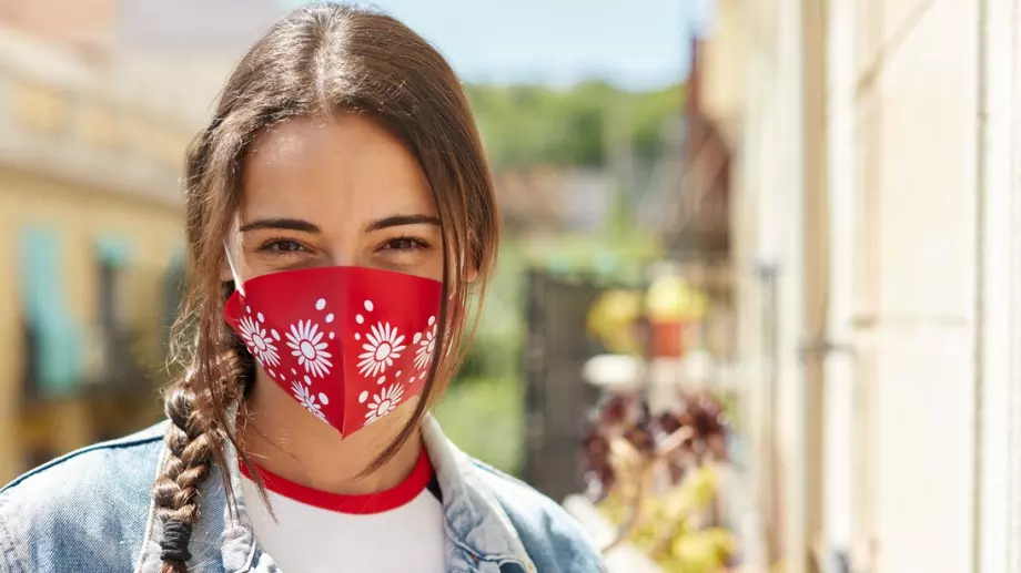 Дерматолог: Маската трябва да се носи без грим