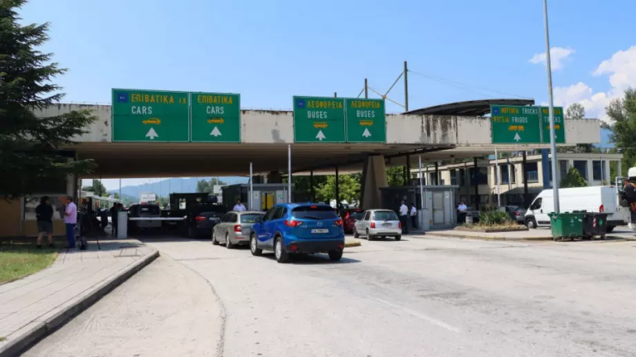 Гърция тества на границата всички неваксинирани или преболедували