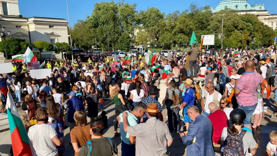 Германски поглед: Протестиращите в България се страхуват, че властта ще открадне европарите