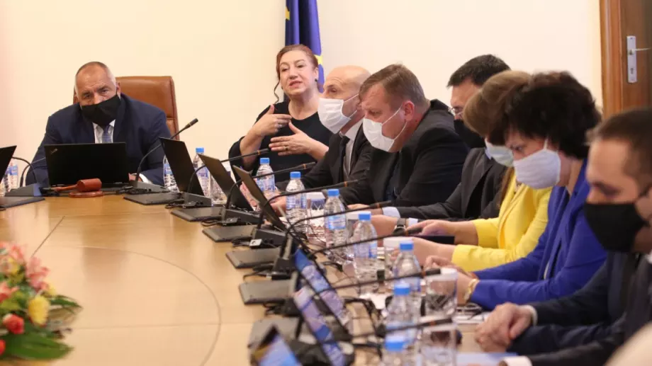Борисов смени няколко министри, но остава премиер