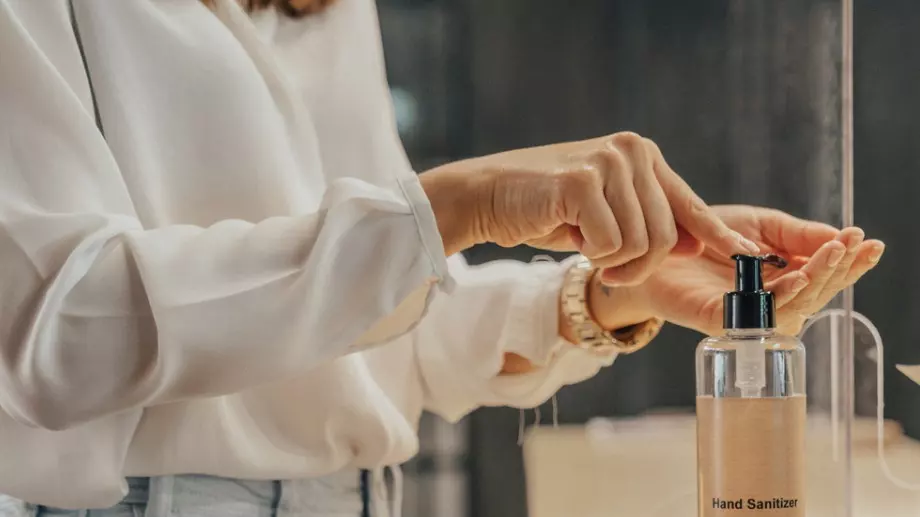 Вижте как правилно да използвате дезинфектант за ръце 