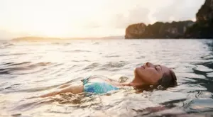 Възможно ли е да се заразим с коронавирус в морето?