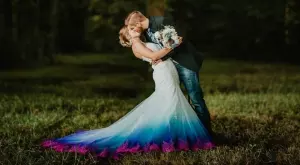 Уникални булчински рокли в преливащи цветове (СНИМКИ)