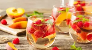 Сангрия с праскови и малини