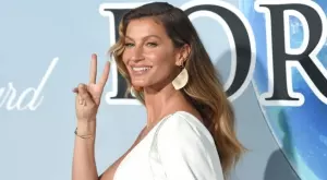 Жизел Бюндхен се завръща в модата на 42 години и гола (ВИДЕО)