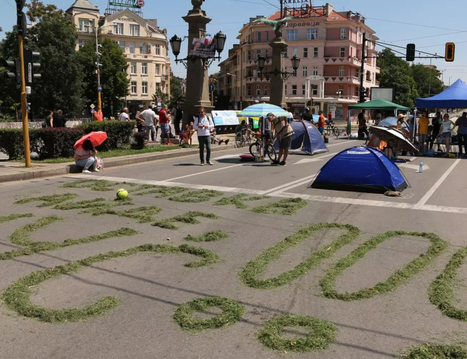 Протестите: Ден 22 – Мръсните дрехи на Борисов и „Оставка!“ и за Кошлуков (СНИМКИ)