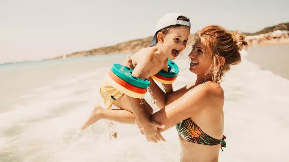 5 начина да оцелеете с дете на море, без да полудеете