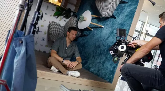 Орлин Павлов снима най-новия си клип в шоурума на мебели "Виденов" (ВИДЕО)