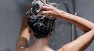 Тези знаци издават, че миете косата си твърде често