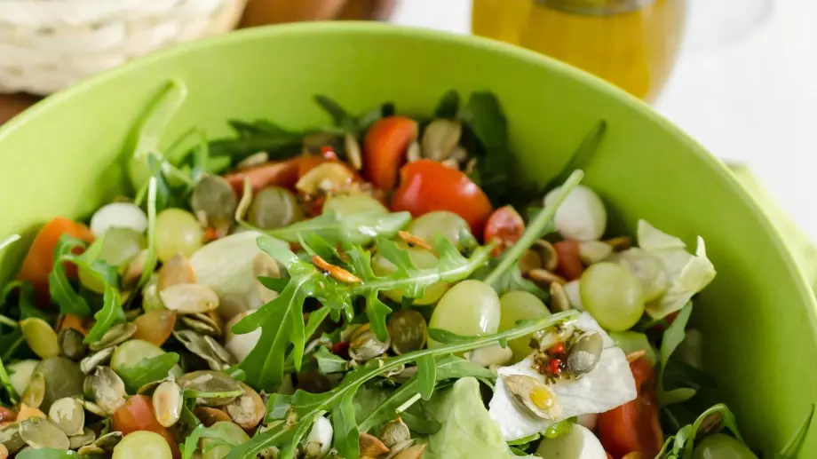 Лятна салата с грозде и бадеми