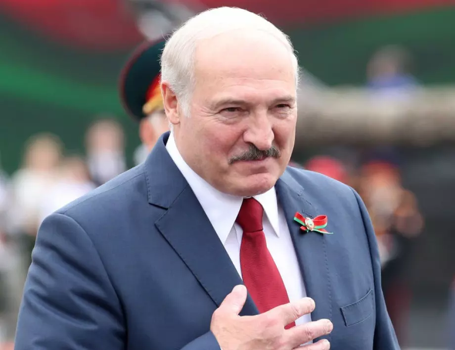Лукашенко подари на Путин трактор за рождения ден (СНИМКА)