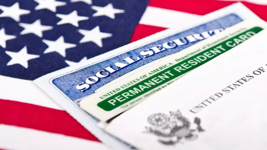 САЩ повишават цените за зелени карти и гражданство