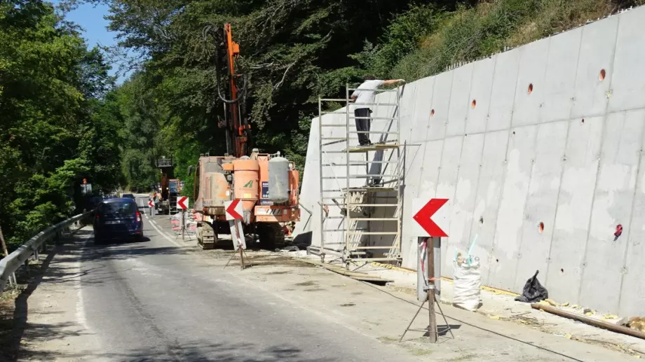 Фирми-шапки отклонявали средствата при ремонт на пътища и язовири