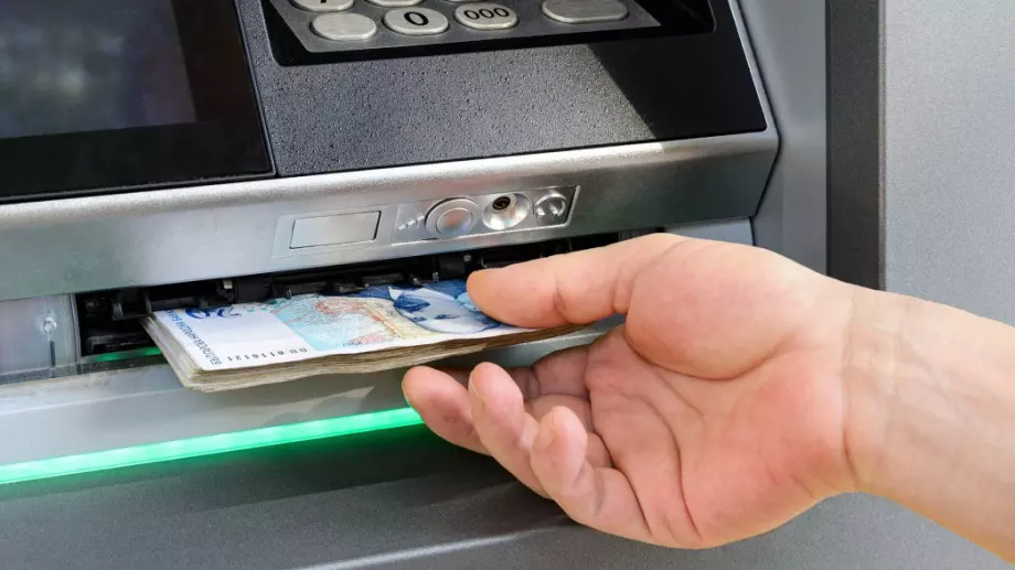 Пир по време на криза: Вдигат с 30% заплатите на чиновници