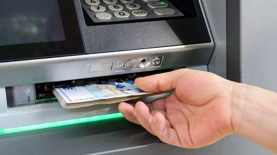 Банките повишават таксите от Нова година