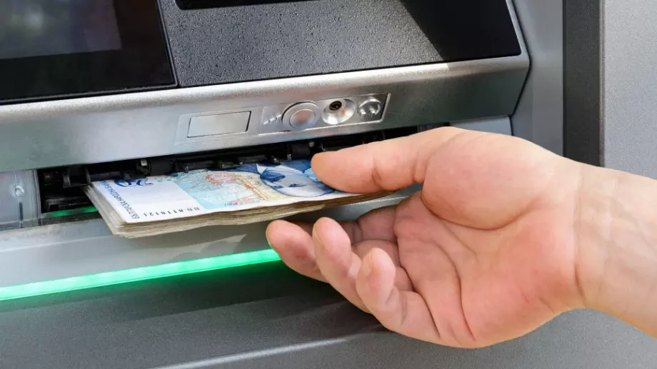 Близо 400 000 души ще плащат по-високи осигуровки