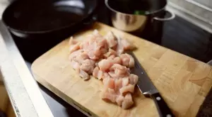 Трябва ли да миете пилешкото месо преди готвене