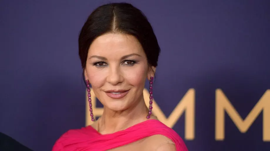 Вижте призрачната трансформация на Катрин Зита-Джоунс в Мортиша Адамс (СНИМКИ)