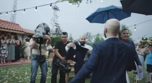 Сватба напук на мощна буря и коронавируса (ВИДЕО)