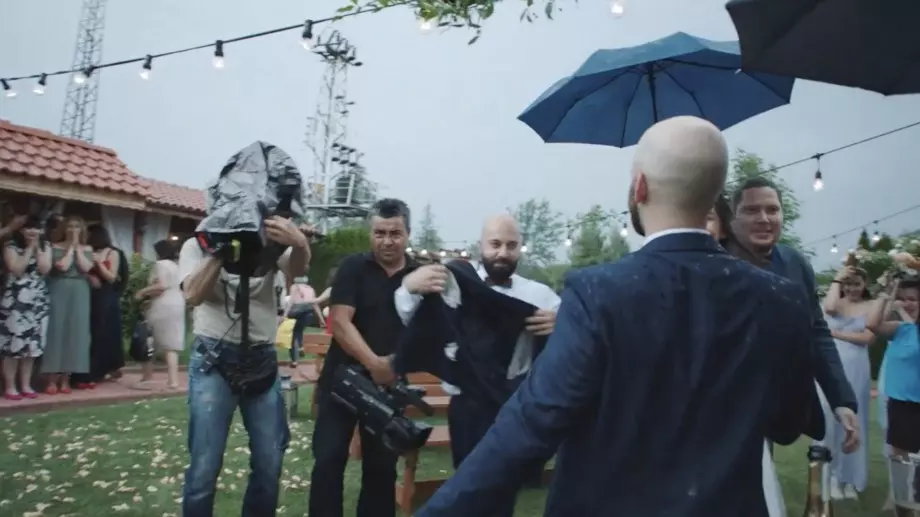 Сватба напук на мощна буря и коронавируса (ВИДЕО)
