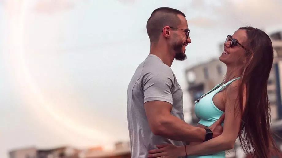 Вижте как Наум Шопов честити на Теа годишнината им (СНИМКА)