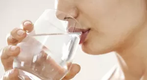 Пиенето на вода сутрин прави чудеса с тялото