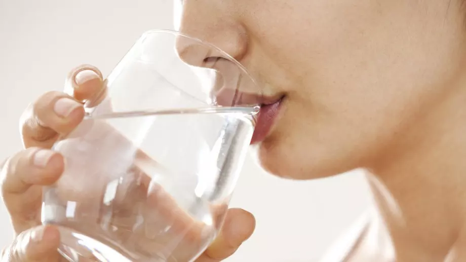 Пиенето на вода сутрин прави чудеса с тялото