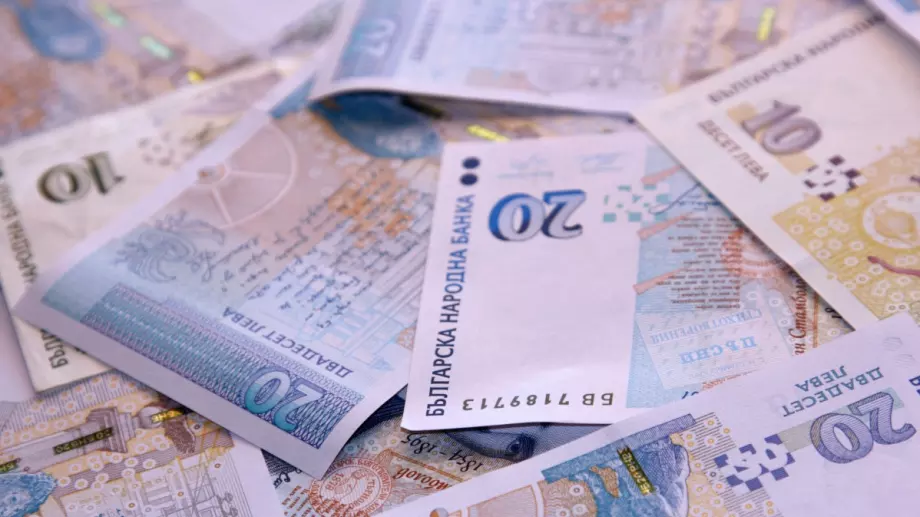 Средният осигурителен доход наближава 1200 лева