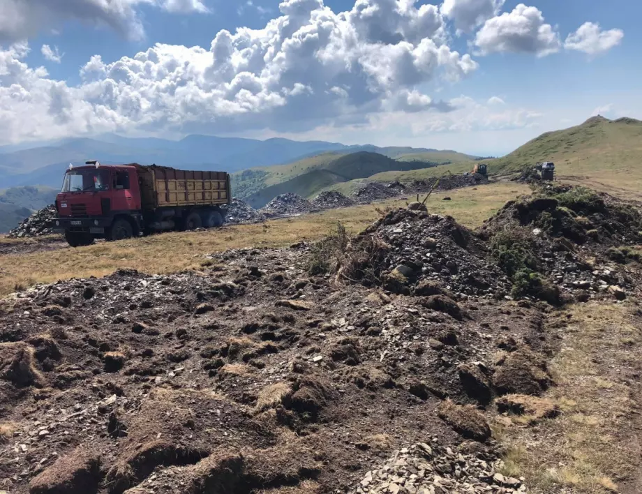 Багери на билото на Балкана, ровят и правят път при Беклемето (СНИМКИ)