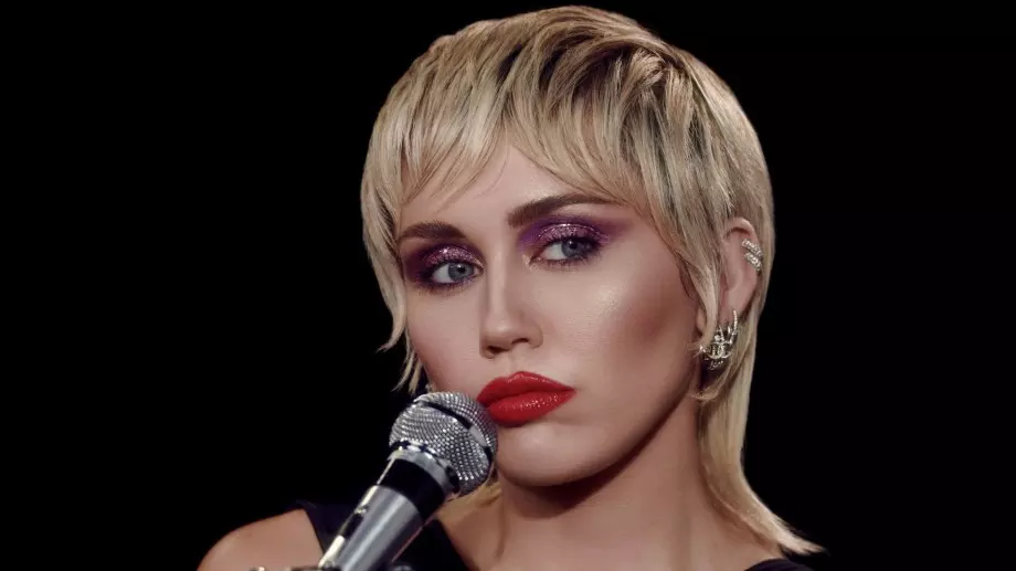 Майли Сайръс ни въвлича в бляскав диско апокалипсис