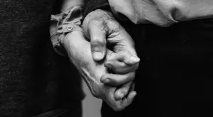 Заедно и в смъртта: Съпрузи починаха в един и същи ден от коронавирус 