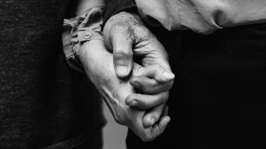 Заедно и в смъртта: Съпрузи починаха в един и същи ден от коронавирус 