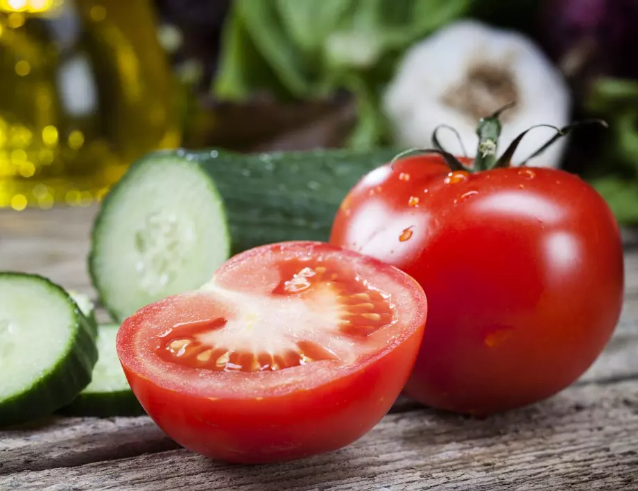 Рецепта за вкусно предястие от пълнени домати с руска салата