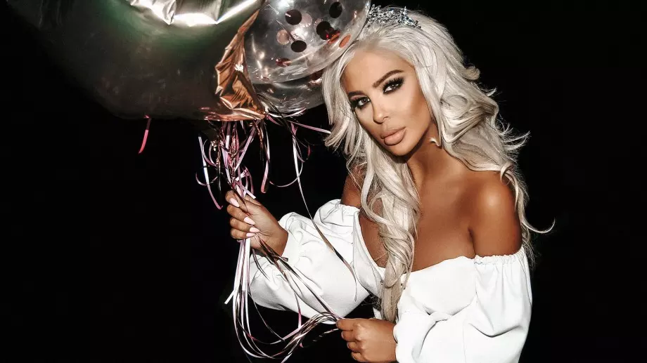 Андреа лъсна гола на плажа (СНИМКИ)